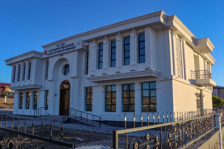 <p>Saldırılarda 2 gün boyunca Siirt'te bazı yerlerin ateşe verildiğini dile getiren İlbaş, "Allah bir daha o günleri yaşatmasın. Tabii o zamanın FETÖ'cüleri de işin içindeydi. Hem örgüt hem FETÖ işbirliği yaparak Siirt'in en önemli yerlerini yaktılar. O günü her zaman lanetliyoruz. İnşallah devletimiz her zaman diri olur ve bu örgütlere, bu alçak terör örgütlerine karşı mücadelesini verir." ifadelerini kullandı.</p>
