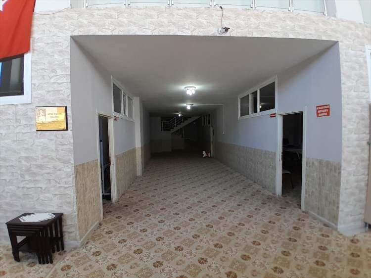 <p>Devletin imkanları ve hayırseverlerin yardımıyla eskisinden daha iyi duruma getirilen Kur'an kursu, kısa sürede yenilenerek tekrar hizmete sunuldu. Olaylar sırasında yakılan ve şu anda İpekyolu İlçe Sağlık Müdürlüğü olarak hizmet veren bina da büyük zarar gördü. Bediüzzaman Said Nursi Külliyesi yapılması planlanan bina, onarım çalışmalarının ardından yenilenerek vatandaşların hizmetine açıldı.</p>
