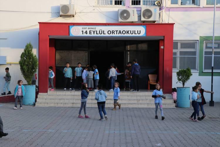 <p>Hakkari'de sokaklarda ateş yakan, barikat kuran terör örgütü yandaşlarının saldırıları sonucu birçok okul ile kamu binası kullanılamaz duruma geldi. Biçer Mahallesi'ndeki Türkiye Odalar ve Borsalar Birliği İlk ve Ortaokulu ile yanındaki gençlik merkezi, PKK yandaşlarınca ateşe verildi.</p>
