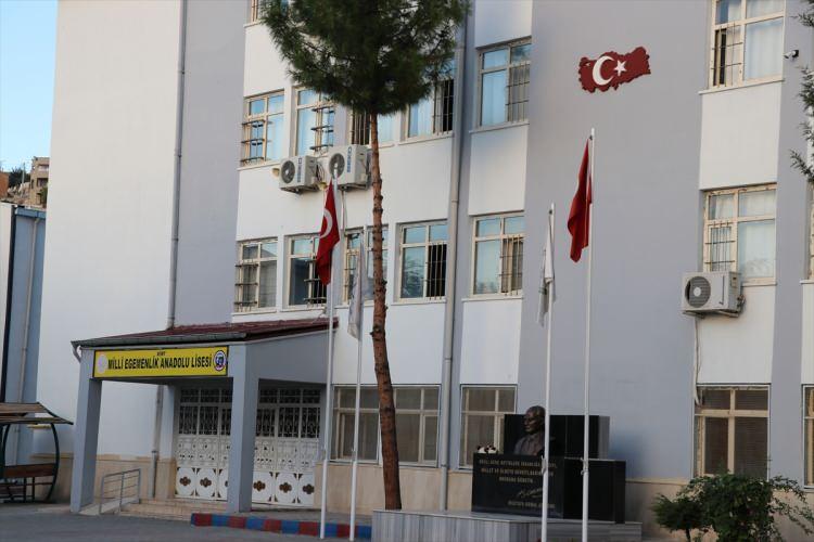 <p>Şemdinli ilçe merkezindeki Yavuz Sultan Selim İlkokulu da terör yandaşlarının hedefindeki eğitim kurumlarından biri oldu. Gösterilerde ateşe verilen okul, yerine yenisi inşa edilerek eğitime kazandırıldı.</p>
