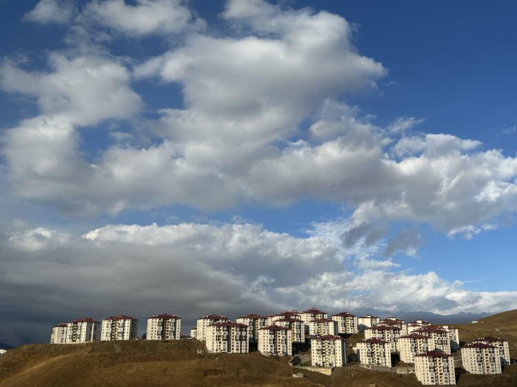 <p>4 bin 135 rakımlı Cilo Dağları’nın zirveleri beyaza bürünürken, eteklerine kadar inen bulutlarla bütünleşmesi ise görenleri kendine hayran bırakıyor.</p>