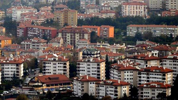 <p>Bu ay içinde TBMM'ye sunulacak teklif yasalaştığında günlük kiralık evleri kiralayan da kiraya veren de sorumlu olacak. </p>
<p> </p>
<p>Evini bu yolla kiralamak isteyenler Kültür ve Turizm Bakanlığı'ndan 'turizm konutu' ruhsatı alacak, kapısının önüne asacak. Bunu almayan evini günlük kiraya veremeyecek.</p>