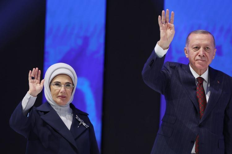 <p>Erdoğan, kongrenin yapıldığı spor salonu önünde toplanan partililere hitap ettikten sonra kongre salonuna eşi Emine Erdoğan ile girdi.</p>