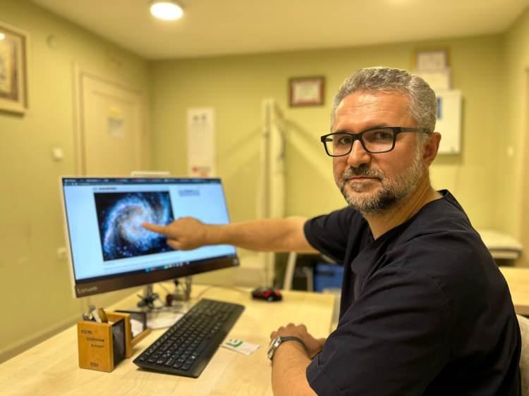 <p>Samsun'da aile hekimi olarak görev yapan Dr. Mehmet Hakan Özsaraç, NASA’nın uzay teleskopları tarafından çekilen ham fotoğrafları renklendirerek onlara yeni bir görünüm kazandırıyor.</p>

<p> </p>

<p>Renklendirdiği fotoğraflar NASA tarafından birçok kez<strong> 'günün astronomi fotoğrafı' </strong>seçilen Türk doktorun çalışmaları dünya genelinde bilim dergilerinde yayınlanıyor.</p>
