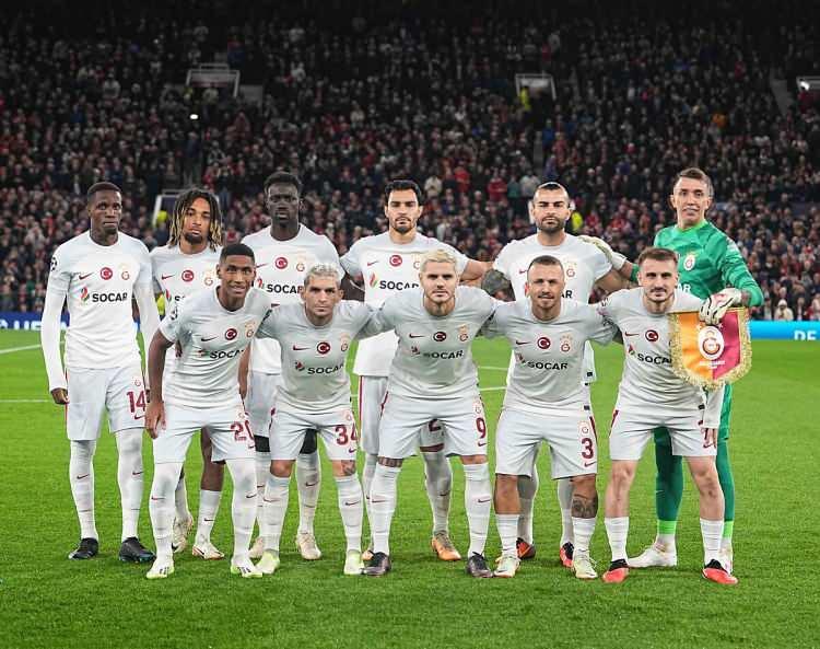 <p>UEFA Şampiyonlar Ligi'nde ikinci hafta maçlarının heyecanı başlarken A Grubu'nda Galatasaray, Manchester United deplasmanında geriden gelerek aldığı galibiyetle geceye damga vurdu. Galatasaray'ın tarihi galibiyeti, İngiliz basınında geniş yer tuttu.</p>