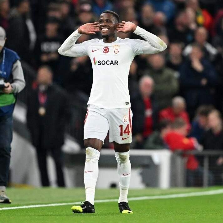 <p>THE SUN</p>
<p>"Hep The Stretford End'de bir Şampiyonlar Ligi golü atmayı hayal etmişti ancak 10 yıl önce Old Trafford'a transferinin ardından sadece 4 maçta forma giymesi ona bu şansı tanımadı. United taraftarları bunu kendisine hatırlatmaktan mutluluk duyarken o da golünü attıktan sonra ellerini kulaklarının arkasına götürüp kalabalığa doğru gülümseyerek karşılığını verdi"</p>