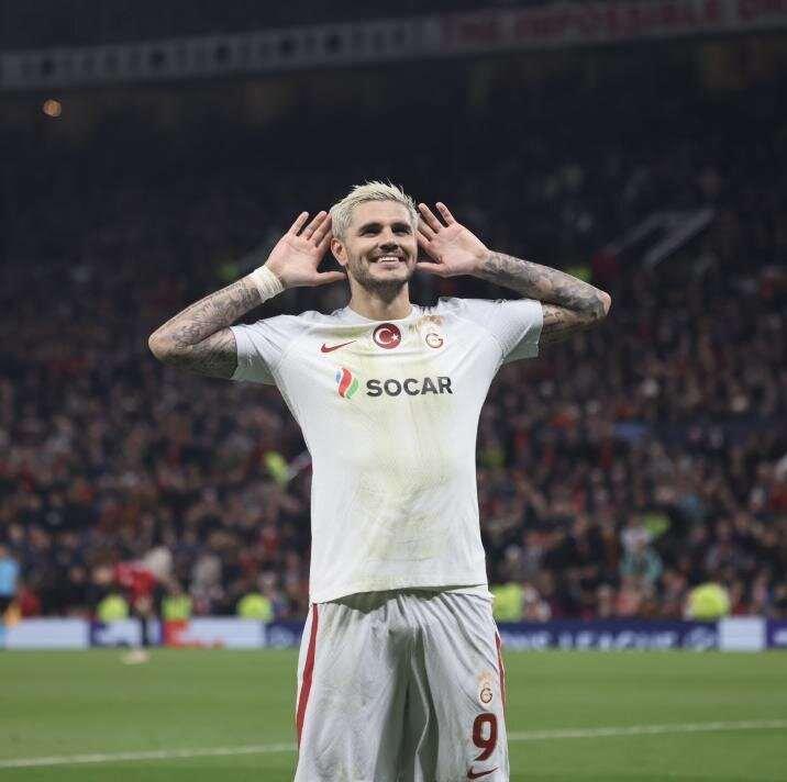 <p>THE SUN</p>
<p>"Mauro Icardi, bir önceki hafta İstanbulspor'a karşı kullanılan penaltıda uygun pozisyonu kaçırdığı için yaşadığı mahcubiyeti telafi etme umuduyla öne çıktı ama hedefi yine ıskaladı. Icardi, bunu sadece 3 dakika sona telafi etti. Davinson Sanchez, Amrabat'ın isabetsiz topunu güçlü bir şekilde Icardi'nin koşu yoluna doğru gönderdi. O da hızla hareketlenip yere inen Onana'nın üzerinden aşırtarak golü buldu. Bitiş düdüğünü artık alışılagelen yuhalama sesi karşıladı"</p>