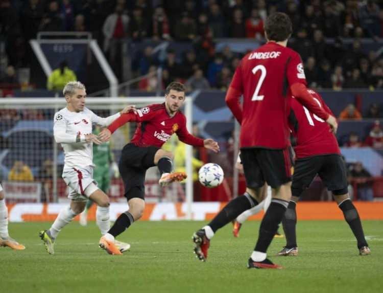 <p>MIRROR<br />
"KIRMIZI ŞEYTANLAR ÇÖKÜŞTE... BİR KEZ DAHA!</p>
<p>Manchester United, korkunç Galatasaray yenilgisinde kendi yıkımının kahramanı olurken küçük düşürücü yenilgide bir başka Onana hatası yüzünden Casemiro, kırmızı kartla oyundan atıldı"</p>
