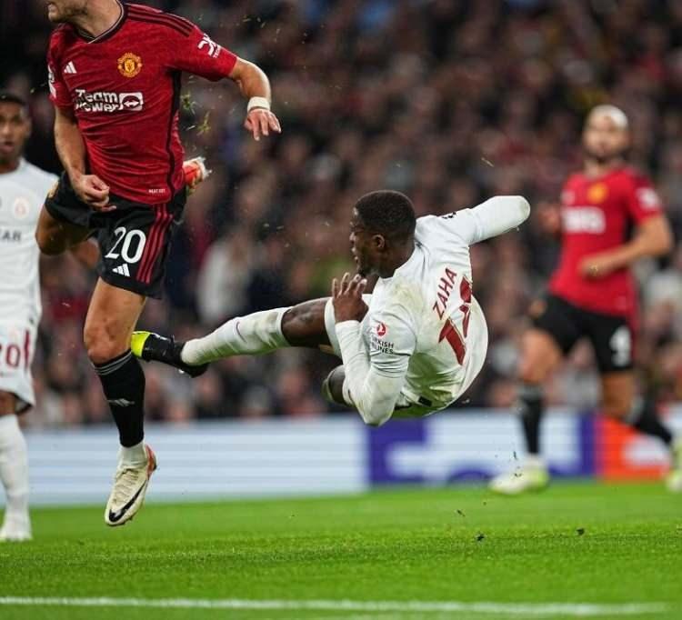 <p>MIRROR</p>

<p>"Galatasaray'ın maç öncesi basın toplantısında İngiltere ve Old Trafford'a dönüşüyle ilgili soruları savuştururken daha çarpıcı konuşamazdı ama uzun zamandır beklediği bir sahnede parlama şansı verildiğinde Zaha kesinlikle tehlikeli görünüyordu. Çaresiz Dalot'ya üstünlük sağlayarak attığı gol, Palace adına attığı türden bir gol değildi ancak Selhurst Park'ta sık sık gördüğümüz bir arzu ve isteği ortaya koyuyordu. Kariyerinin geç bir aşamasında Şampiyonlar Ligi'nde yer alıyor olabilir ve pek çok kişinin onu oynarken görmeyi beklediği kulüpte olmayabilir ama Zaha bu arenada olmaktan keyif alacaktır"</p>
