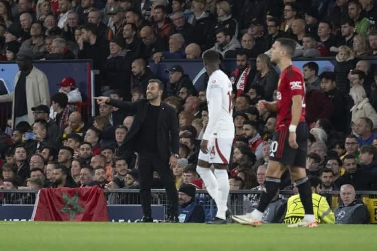 <p>MIRROR</p>
<p>"Wilfried Zaha, salı gecesi Old Trafford'da Galatasaray ile oynanan Şampiyonlar Ligi maçında Manchester United taraftarlarınca yuhalandı, alay edildi ancak pek umrunda değilmiş gibi görünüyordu. Eski Crystal Palace oyuncusu, maç öncesi basın toplantısında yaptığı açıklamalarla bazı kaşları kaldırdı ve söylemleri ev sahibi taraftarlarca hoş karşılanmadı. Şampiyonlar Ligi maçında Zaha'nın her topa dokunuşu yuhalama ve tepki ile karşılandı ancak son gülen eski United oyuncusu oldu"</p>