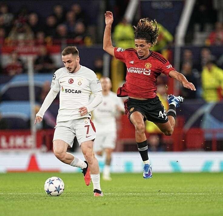 <p>DAILY MAIL</p>
<p>"Bir adım ileri, iki adım geri. Ne yazık ki bu, Manchester United'ın sezonunun hikayesi oldu ve dün gece Old Trafford'da kabus devam etti. İki kez Rasmus Hojlund ile öne geçtiler, iki kez de eski United'lı Wilfried Zaha ve Kerem Aktürkoğlu tarafından yakalandılar. Erik ten Hag'ın takımı, Casemiro'nun oyun dışı kalmasının ardından Mauro Icardi'nin kaçırdığı penaltıyla bir çıkış yakaladığını düşünürken Arjantinli oyuncu, United'ın kötü savunmasını cezalandırarak bu sezon 10. maçta 6. yenilgiyi tattırdı. United, sadece Premier Lig sezonuna en kötü başlangıcı yapmakla kalmadı, aynı zamanda Şampiyonlar Ligi'ne de A Grubu'nda arka arkaya aldığı yenilgilerle başladı"</p>