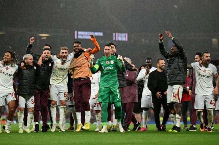 <p>DAILY MAIL<br />
<br />
"Manchester United'ın Old Trafford'da Galatasaray'a karşı 3-2 geri düştüğü Şampiyonlar Ligi maçının üzerinden 30 sene geçti. Sir Alex Ferguson'un takımı o gece bir geri dönüş yolu buldu ki büyük takımlar genellikle bunu yapar ve Eric Cantona, geç gelen bir beraberlik golüyle günü kurtardı. Ama bu büyük bir Manchester United takımı değil. Artık Cantona gibi oyuncuları yok. Geçmişin efsanelerinin yetersiz bir taklidi"</p>