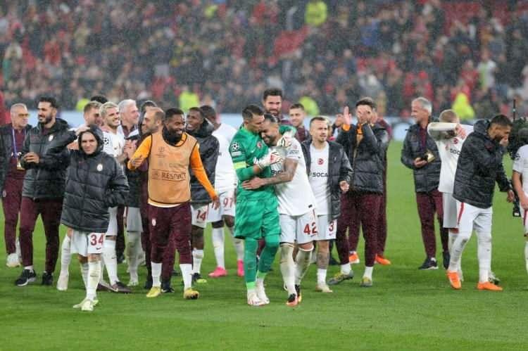 <p>DAILY EXPRESS</p>
<p>"Galatasaray, Old Trafford'da ilk kez kazanmayı başardı. Şampiyonlar Ligi'nden küçük düşürücü bir çıkış ile karşı karşıya olan United'ın son dört maçını kazanması gerekiyor"</p>