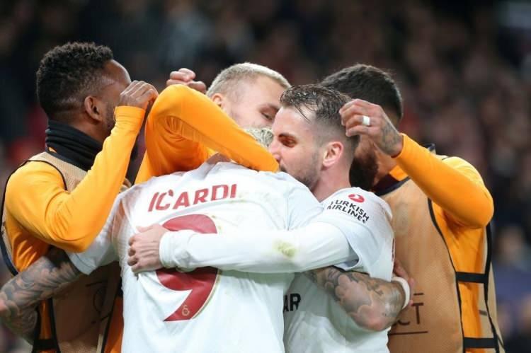 <p>DAILY EXPRESS</p>
<p>"Scholes ve Ferdinand, Old Trafford'da TNT Sports için yorumculuk görevindeydiler ve her ikisi de maçın bitiş düdüğünün ardından kendilerini küçük düşürülmüş hissetti. Sofyan Amrabat, Raphael Varane ve Victor Lindelöf eleştirilerinin odağındaydı çünkü 3 oyuncu da Kerem Aktükoğlu'nun Galatasaray adına gecenin ikinci golünü atmasını engelleyemedi"</p>