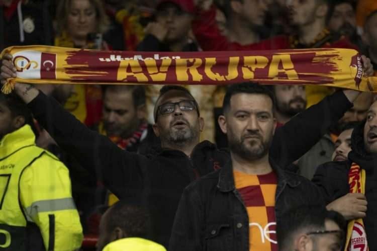 <p>MANCHESTER EVENING NEWS</p>

<p>"Yöneticilerin olduğu locada kendi bloklarındaki Galatasaraylı yetkililer, taraftarlarıyla birlikte tezahüratlar yaparken United'ın yetkilileri mahçup şekilde durdular. Old Trafford artık United için eviymiş gibi değildi. United'ın kulüp sekreteri Rebecca Britain, bir UEFA yetkilisinin yanına gitti. Görünüşe göre partizan tavırdan dehşete düşmüştü. Galatasaray'ın coşkulu taraftarları, United'ın 30 yıl önce Cehennem'e gerçekleştirdiği ilk ziyarette Ali Sami Yen Stadı'nda yankılanan sloganın aynısını tekrarladı. United taraftarlarının çoğu maçın sonuna doğru çıkarlarken iç sahaya gizlice girenler saklanmayı başararak Sir Alex Ferguson Stadı'nda kendi tezahüratlarını yapmaya başladılar"</p>
