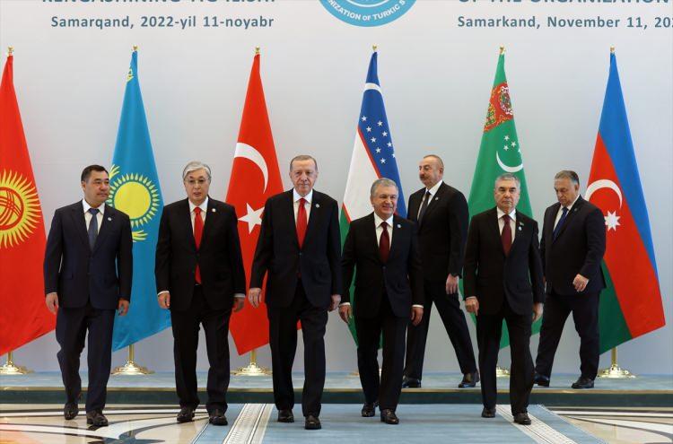 <p>Yeni lojistik yolları arayan Orta Asya'nın Batı'nın ilgi odağı haline geldiğini belirten uzmanlar, Orta Asya, Kafkaslar ve Türkiye üzerinden Avrupa'ya çıkacak Orta Koridorun geliştirilmesinin büyük öneme sahip olduğunu söylüyor.</p>
