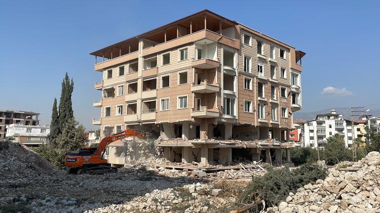 <p>Kahramanmaraş merkezli 6 Şubat'taki depremlerden etkilenen Hatay'da ekipler, ağır hasarlı binaların kontrollü yıkımına devam ediyor.</p>
