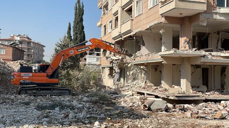 <p>Bu kapsamda, ekiplerin çevresinde önlem aldığı merkez Antakya ilçesi Odabaşı Mahallesi'ndeki ağır hasarlı 4 bina iş makineleriyle kontrollü yıkıldı.</p>
