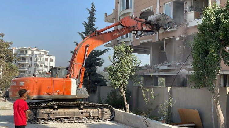 <p>Çıkan molozlar, kamyonlara yüklenerek enkaz döküm alanlarına taşındı.</p>
