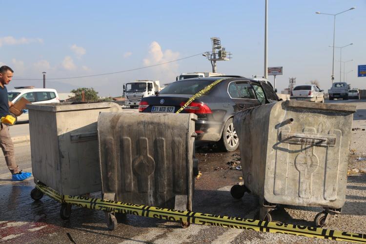 <p>Antakya-Reyhanlı yolunun Narlıca Kavşağı mevkisinde, sürücüsü öğrenilemeyen 31 AED 927 plakalı otomobil, kontrolden çıkarak çöp almak için yol kenarında duran Antakya Belediyesine ait çöp kamyonuna çarptı.</p>
