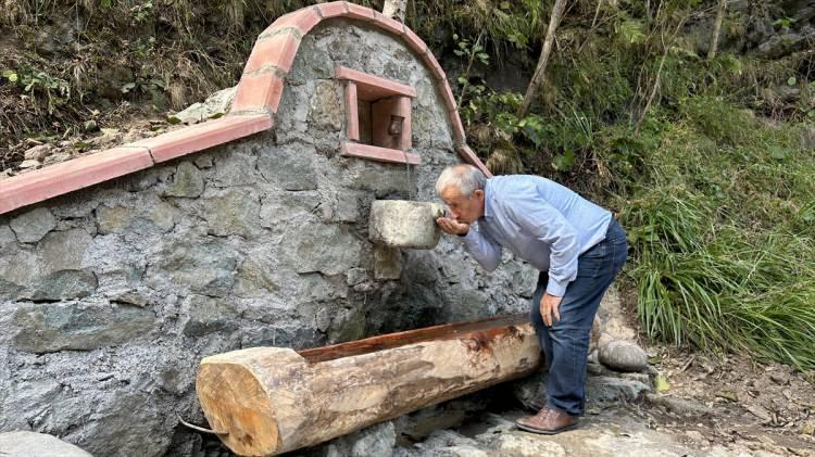 <p>Karslı'nın çeşme yaptığı Tandırlı Mahallesi'nde ikamet eden Orhan Altınkaya da "Ustamızın yaptığı çalışmaları destekliyoruz, Allah razı olsun. Taşlara büyük emek veriyor." ifadelerini kullandı.</p>
<p> </p>