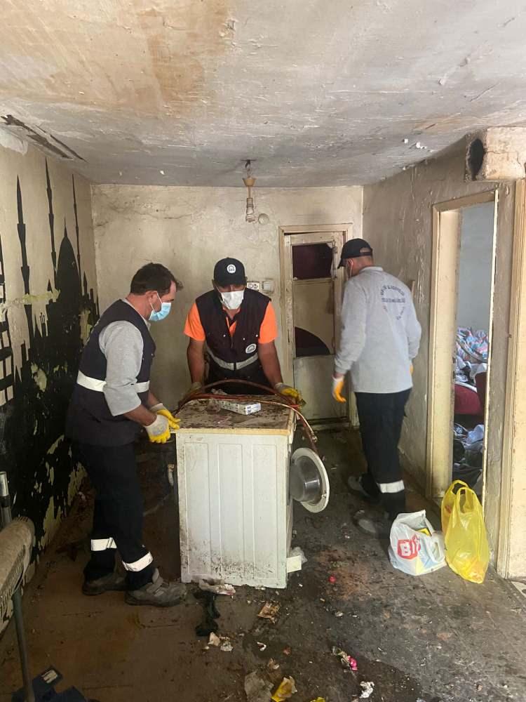 <p>Kocaeli'nin Gebze ilçesinde çevre sakinlerinin kötü koku nedeniyle şikayet ettiği evden bir kamyon dolusu çöp çıkarıldı.</p>