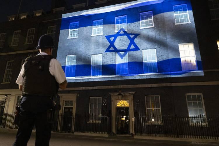 <p>İngiltere'de başkenti Londra'da bulunan Başbakanlık Ofisi binasına İsrail bayrağı yansıtıldı.</p>
<p> </p>