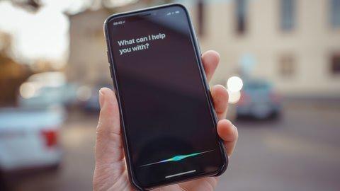 <p><strong>'Hey Siri'</strong> özelliği Apple kullanıcılarının basit bir sesli komutla bilgiye erişmelerine ve temel görevleri tamamlamalarına yardımcı olmak üzere tasarlandı.</p>
