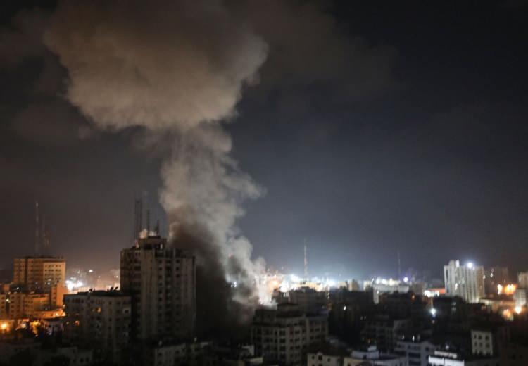 <p>Gazze Şeridi'ne bombalı saldırı</p>

<p> </p>

<p>İsrail, Gazze'ye yönelik saldırılarını gece de sürdürdü. Görgü tanıklarından alınan bilgiye göre, İsrail savaş uçakları Gazze kentinin batısında Filistinli gruplara ait askeri bir nokta ile Beyt Hanun beldesi ve Gazze'nin güney ve orta kesiminde ev ve kamu kurumlarına ait binaları bombaladı.</p>
