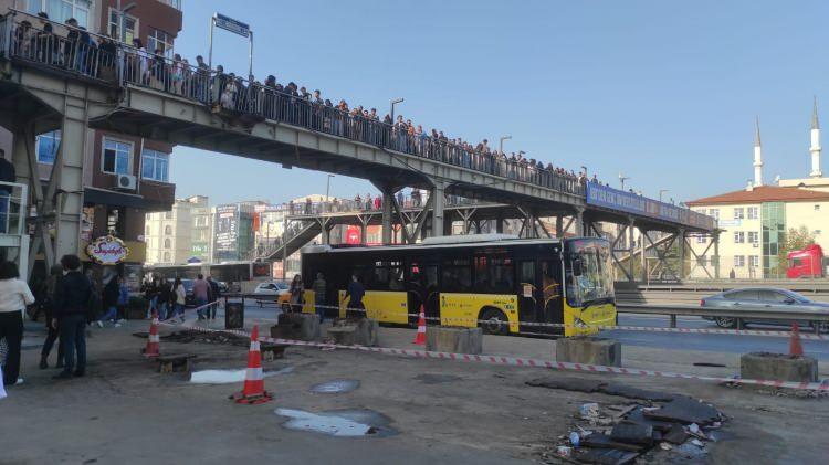 <p>İstanbul'da sabah saatlerinde işlerine ve okullarına gitmek için yola çıkan vatandaşlar metrobüse binmek isterken büyük bir sürprizle karşılaştı. Metrobüs duraklarında yığılmalar meydana geldi.</p>

<p> </p>
