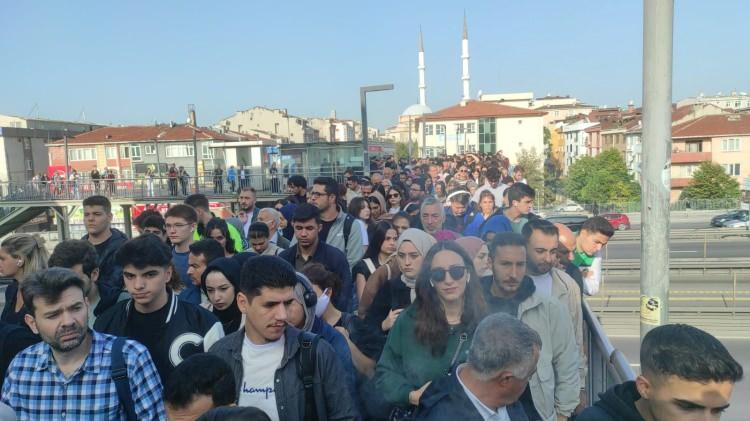 <p>Metrobüse binmek için dakikalarca bekleyen vatandaşlar büyük kalabalıklar oluşturdu. </p>
