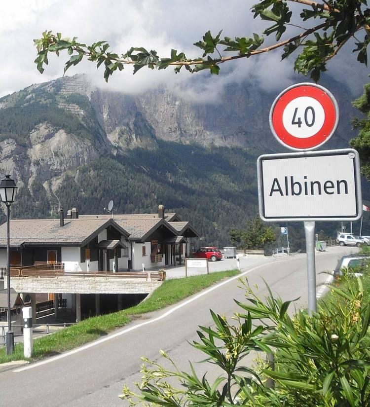 <p><span style="color:#000000"><strong>İsviçre'nin Valais kantonuna bağlı Albinen kasabasındaki azalan nüfusu artırmak için dikkat çeken bir kampanya başlatıldı. </strong></span></p>
