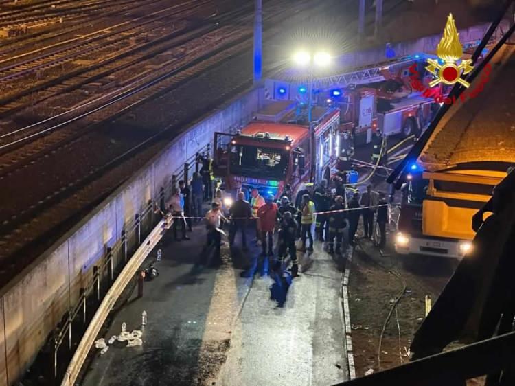 <p>İtalyan basında çıkan haberlere göre, ülkenin kuzeydoğusundaki Mestre kentinden Marghera istikametine giden bir yolcu otobüsü henüz bilinmeyen sebeple A4 kara yolundaki bir üst geçitten geçtiği sırada yoldan çıkarak aşağı düştü.</p>
<p> </p>
