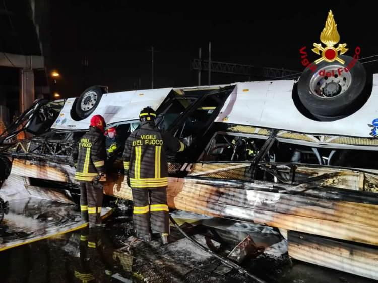 <p>Otobüsün yaklaşık 15 metre yükseklikteki üst geçidin altından geçen demir yoluna çakıldığı ve sonrasında çarpmanın etkisiyle alev aldığı belirtildi.</p>
<p> </p>