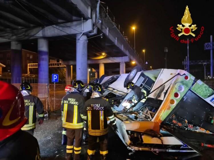<div>Venedik Belediye Başkanı Luigi Brugnaro, Rainews24 kanalına yaptığı açıklamada, büyük bir trajedi yaşandığını belirterek ölenlerin çoğunun yabancı uyruklu olduğunu ve olay yerinde Ukrayna pasaportları bulduklarını aktardı.</div>
<div> </div>