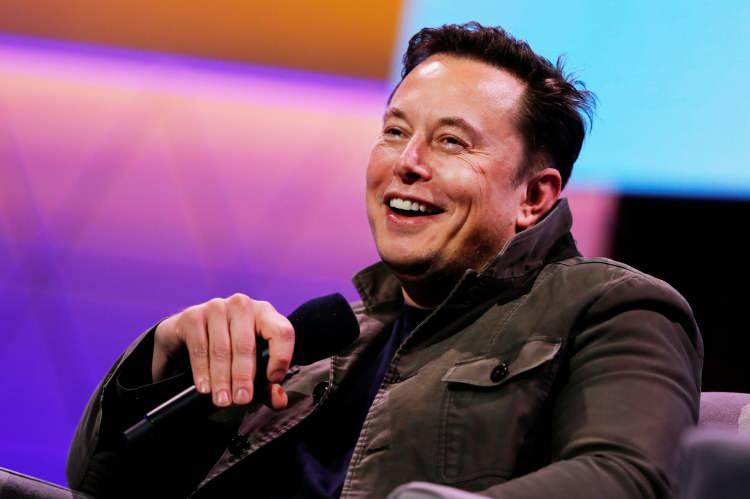 <p><strong>1) ELON MUSK </strong></p>

<p><strong>251 MİLYAR DOLAR | TESLA, SPACEX, TWİTTER (X)</strong></p>

<p> </p>

<p>Musk 251 milyar dolarlık serveti ile Forbes 400'ün ilk basamağını almayı başardı.</p>

<p> </p>

<p>Tüm yıl boyunca tartışmaların odağında kalan, geçtiğimiz yılın en çok para kaybeden ismi, olan, Twitter satın alması ve adını X'e dönüştürmesiyle büyük eleştirilerin hedefinde yer alan Tesla, Space X ve Twitter'ın sahibi Elon Musk bütün bunlara rağmen listenin zirvesinde yer aldı.</p>
