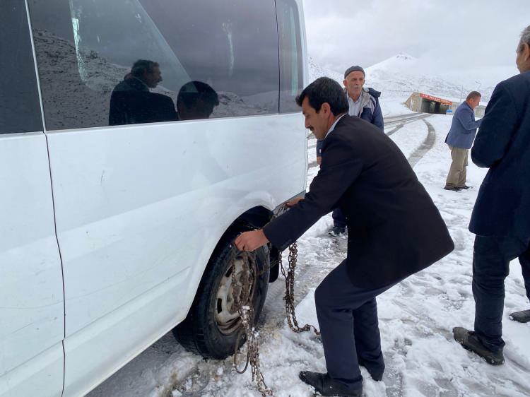 <p>Öte yandan 4-5 Şubat 2020'de meydana gelen iki ayrı çığ faciasında 42 kişinin yaşamını yitirdiği, 84 kişinin ise yaralı kurtarıldığı Van-Bahçesaray yolu, 2 yıldır çığ riskinin olduğu zamanlarda ulaşıma kapatılıyor.</p>