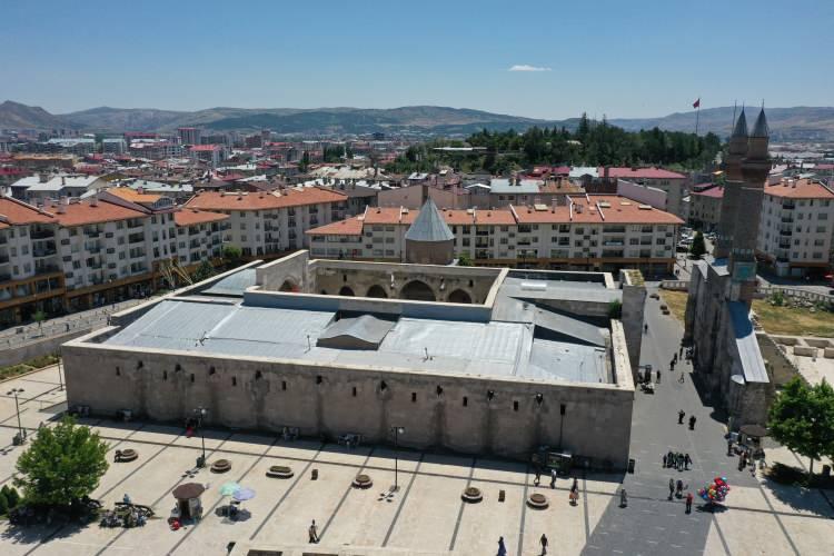 <div>Çifte Minareli Medrese'nin karşısındaki, Selçuklu Sultanı I. İzzeddin Keykavus tarafından 1217 yılında yaptırılan Şifahiye Medresesi, Anadolu Selçuklu tıp okullarının ve hastanelerinin en eskisi olarak dikkati çekiyor.</div>

<div> </div>
