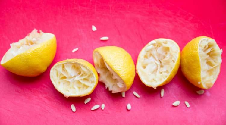 <p><span style="color:#000000"><em><strong>Birçok sağlık problemine iyi gelen limon C vitamini kaynağı olarak adlandırılıyor. Günlük beslenmemizin bir parçası olan içeceklerin ve salataların olmazsa olmazı limonun suyunu kullandıktan sonra çekirdeklerini de değerlendirebileceğinizi biliyor muydunuz? Limon çekirdeklerini çöpe atmak yerine birçok farklı alanda nasıl kullanacağınız sizler için araştırdık. İşte kullanım alanlar....</strong></em></span></p>

