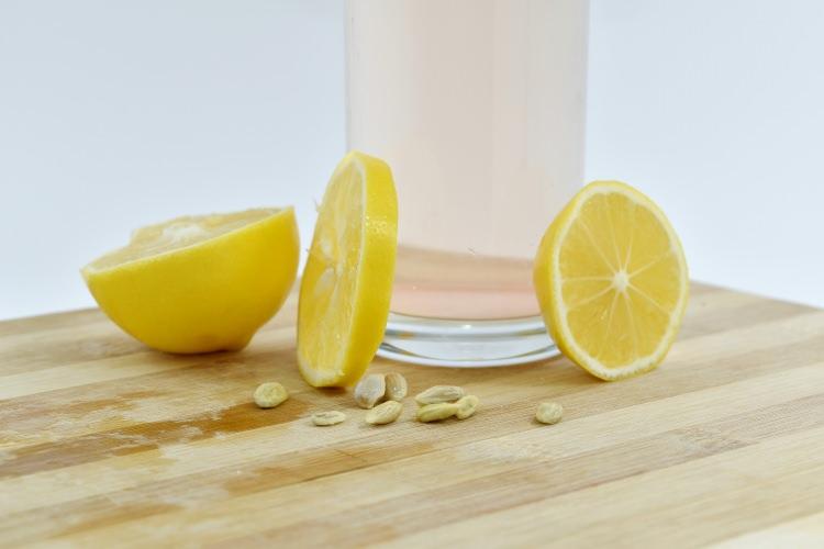 <p><strong>Limonun içerğinde bulan bileşenler sayesinde beyin gelişimine de iyi gelen limonun faydaları saymakla bitmiyor. Tansiyon yüksekliğine zayıflamaya, ağrıları azaltma gibi birçok yerde etkili olan limonun aynı zamanda çekirdeklerininde birçok alanda kullanıldığını ve işe yaradığını biliyor muydunuz? </strong></p>
