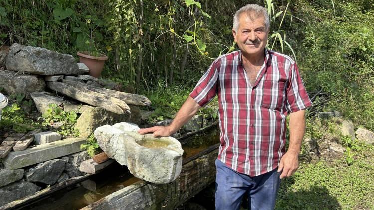 <p>Taşa şekil vermeyi sevdiğini, zaten 43 yıl inşaat ustası olarak çalıştığını vurgulayan Karslı, şöyle devam etti:</p>
<p>"Beyaz kayaları dağlardaki taş ocaklarından temin ediyorum. Oralarda aradığım gibi bir parça yoksa, yıkılmış eski evlerin köşe taşlarından yapıyorum. Bu taşın özelliği ne sert ne de yumuşak olması. Taşları çekiç ve murçla iki gün çalışarak taş kepçe haline getiriyorum. Bazen öyle yoruluyorum ki gece yorgunluktan uyuyamıyorum. Heves ediyorum ki bir an önce bitsin, bitsin diye daha hızlı çekiç sallıyorum, o zaman da çok yoruluyorum. Tabii biraz da yaş var, ondan da yorgun düşüyorum. İki yılda 15 çeşme yaptım."</p>