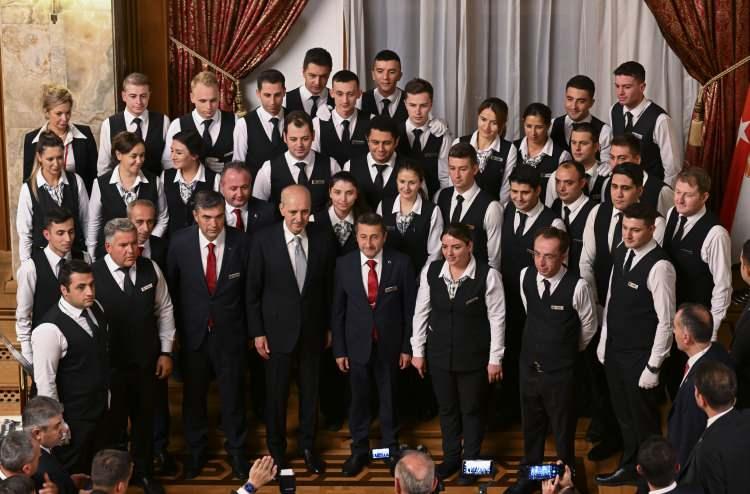 <p>Kurtulmuş, Program sonunda Meclis resepsiyonunda görevli garsonlarla hatıra fotoğrafı çektirdi.</p>