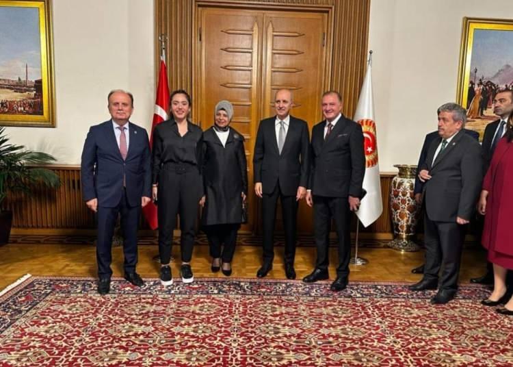 <p>TBMM’nin 28. Dönem 2. Yasama Yılı Açılış Resepsiyonu’na Dünya Şampiyonu Milli Sporcumuz Sude Yaren Uzunçavdar da katıldı. Uzunçavdar, Ak Parti Konya Milletvekili Mehmet Baykan, Türkiye Taekwondo Federasyonu Başkanı Prof. Dr. Metin Şahin ile birlikte TBMM Başkanı Prof. Dr. Numan Kurtulmuş'u selamlayarak hatıra fotoğrafı çektirdi.</p>