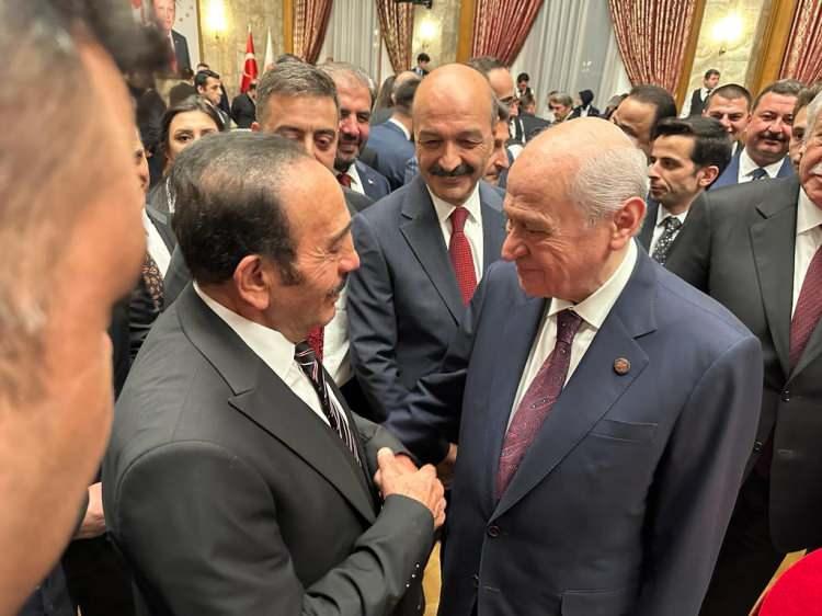 <p>Sanatçı Mustafa Keser ile MHP Lideri Devlet Bahçeli ayaküstü sohbet etti.</p>