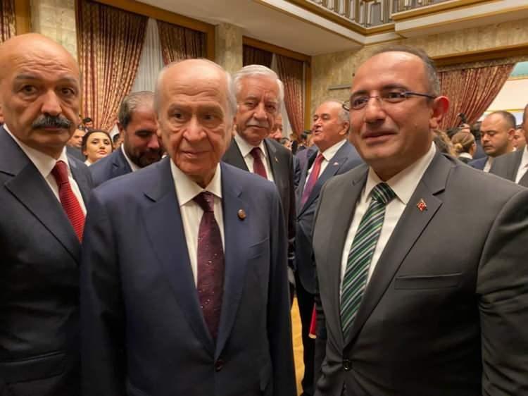 <p>Haber7 Genel Yayın Yönetmeni Osman Ateşli, MHP Lideri Devlet Bahçeli ve partili kurmaylarıyla selamlaşarak siyasetteki yeni döneme ilişkin beklentilerini dinledi.</p>