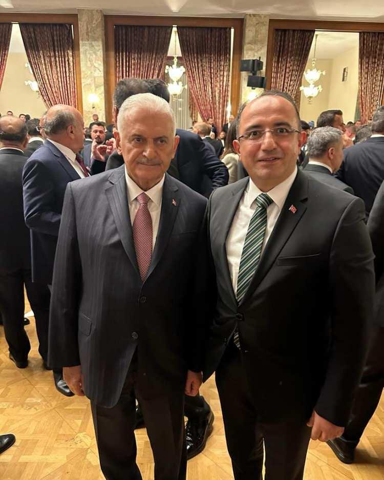 <p>AK Parti Genel Başkanvekili eski Başbakan da resepsiyondaki davetlilere arasındaydı. Binali Yıldırım ve Haber7 Genel Yayın Yönetmeni Osman Ateşli ile bir süre hasbihal etti.</p>