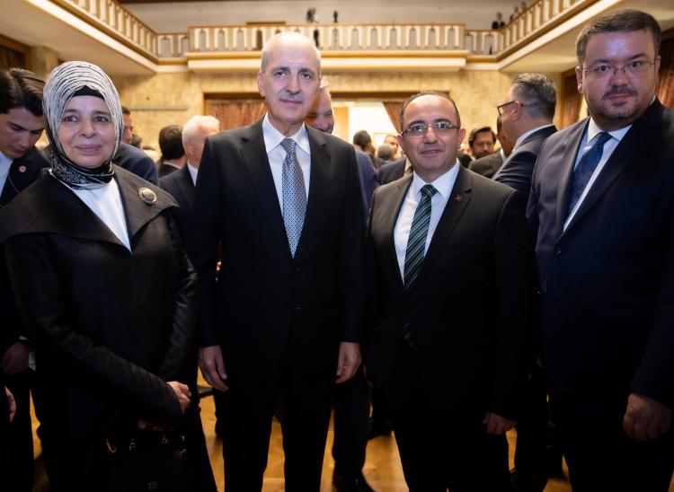 <p>Haber7 Genel Yayın Yönetmeni Osman Ateşli de Meclis Başkanı Prof. Dr. Numan Kurtulmuş ile selamlaşarak yeni yasama yılının hayırlı olması yönündekini dilek ve temennilerini iletti.</p>
