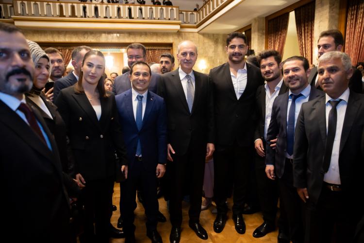 <p>Milli güreşçi Taha Akgül</p>
