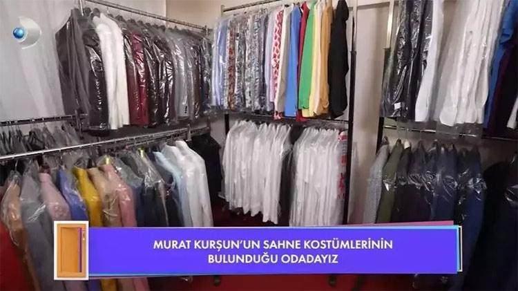 <p><span style="color:#B22222"><strong>ULTRA LÜKS GİYİNME ODASI DİKKAT ÇEKTİ</strong></span></p>

<p><strong>Ev gezmesinde ünlü sanatçı Murat Kurşun’un dairesinde iki giyinme odasının olması ve sahne kıyafetlerinin ışıltısı gözlerden kaçmadı.</strong></p>

<p> </p>
