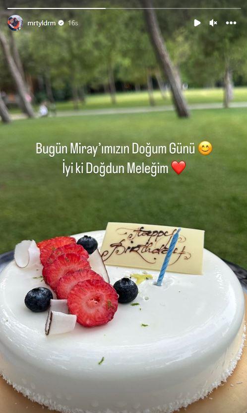 <p>Aile fotoğraflarını paylaşarak sevgi dolu bir not yazan Murat Yıldırım'ın gönderisi binlerce beğeni aldı.</p>
